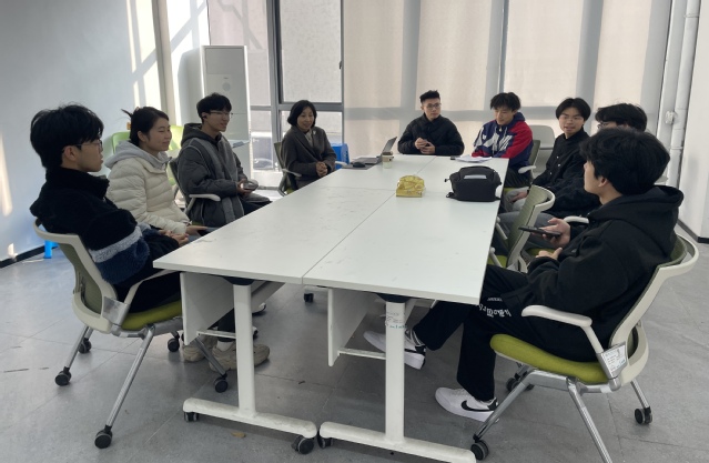 领导_负责教师及入党积极分子在一站式社区开会.jpg